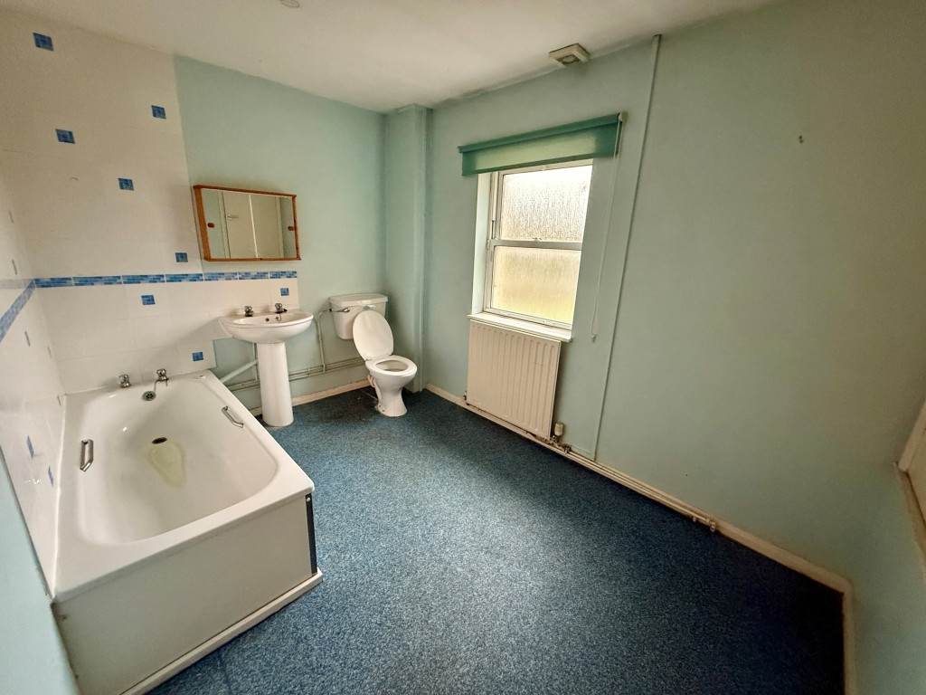 Lot: 175 - HOUSE FOR IMPROVEMENT - Bathroom with W.C.
